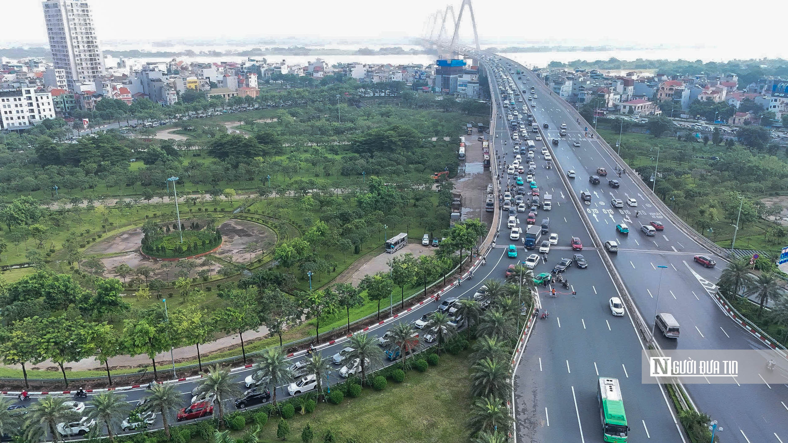 Hà Nội: Đường Võ Chí Công vẫn ngập sâu, giao thông ùn tắc hàng km - Ảnh 4.