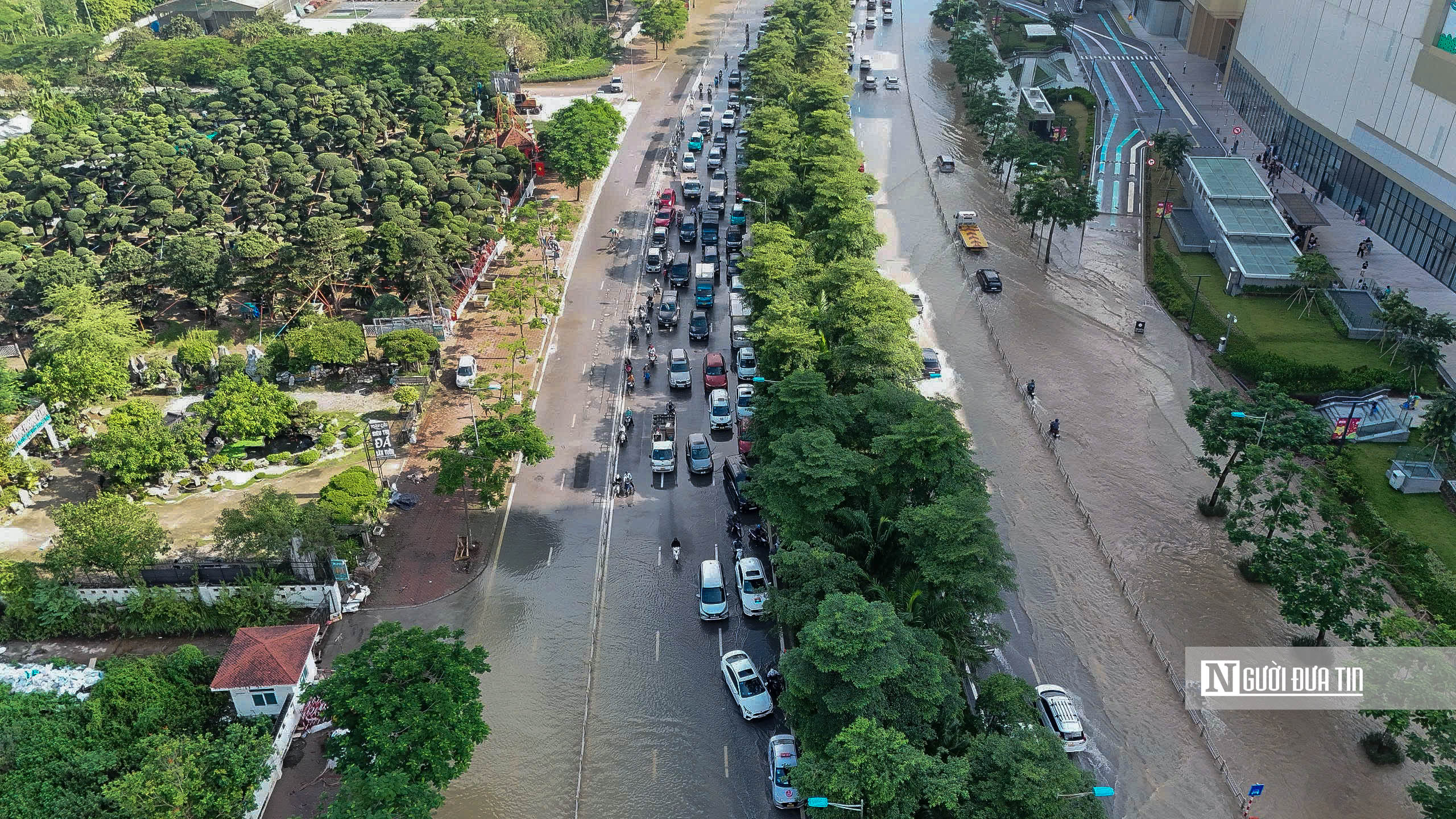 Hà Nội: Đường Võ Chí Công vẫn ngập sâu, giao thông ùn tắc hàng km - Ảnh 3.