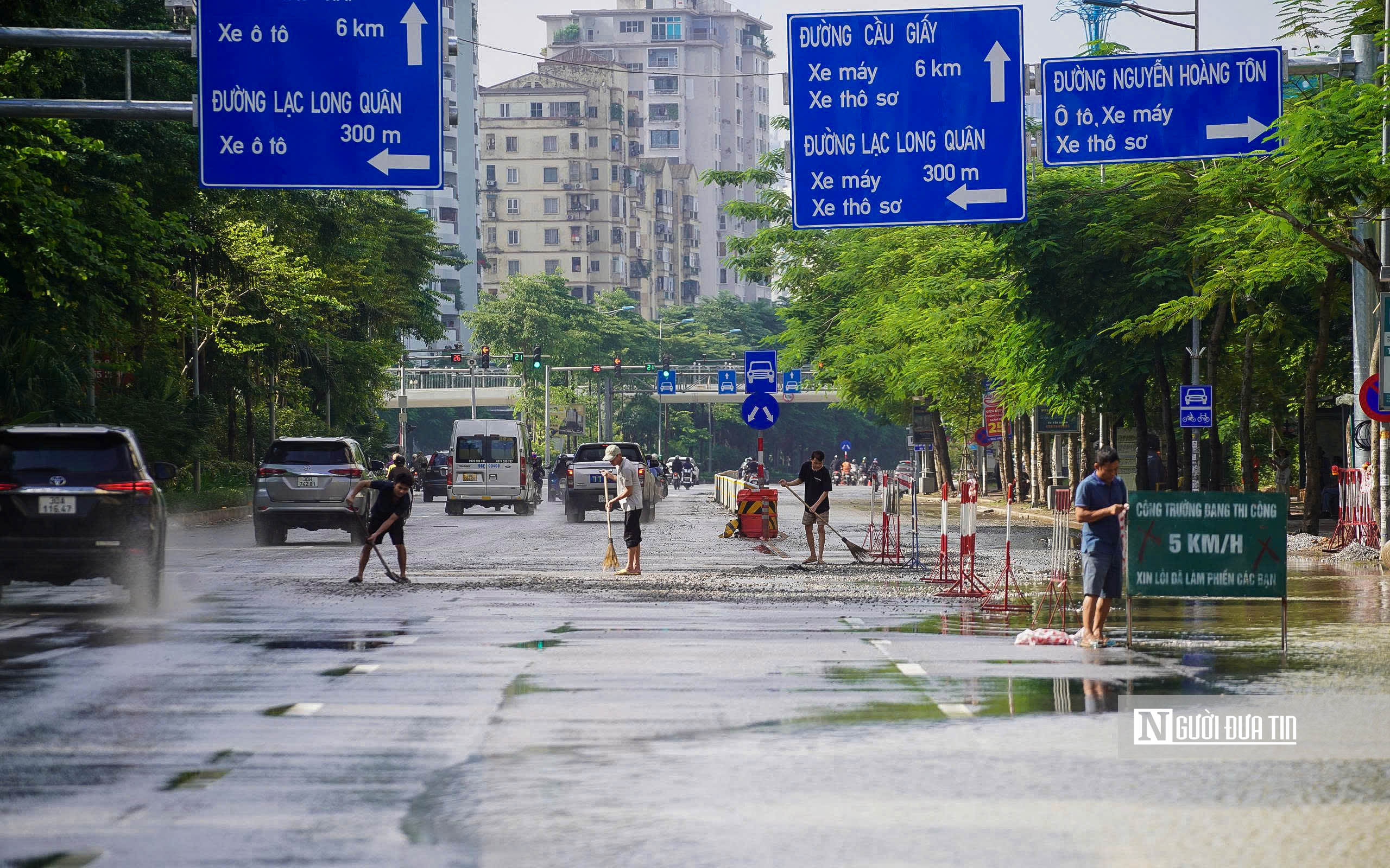 Hà Nội: Đường Võ Chí Công vẫn ngập sâu, giao thông ùn tắc hàng km - Ảnh 8.