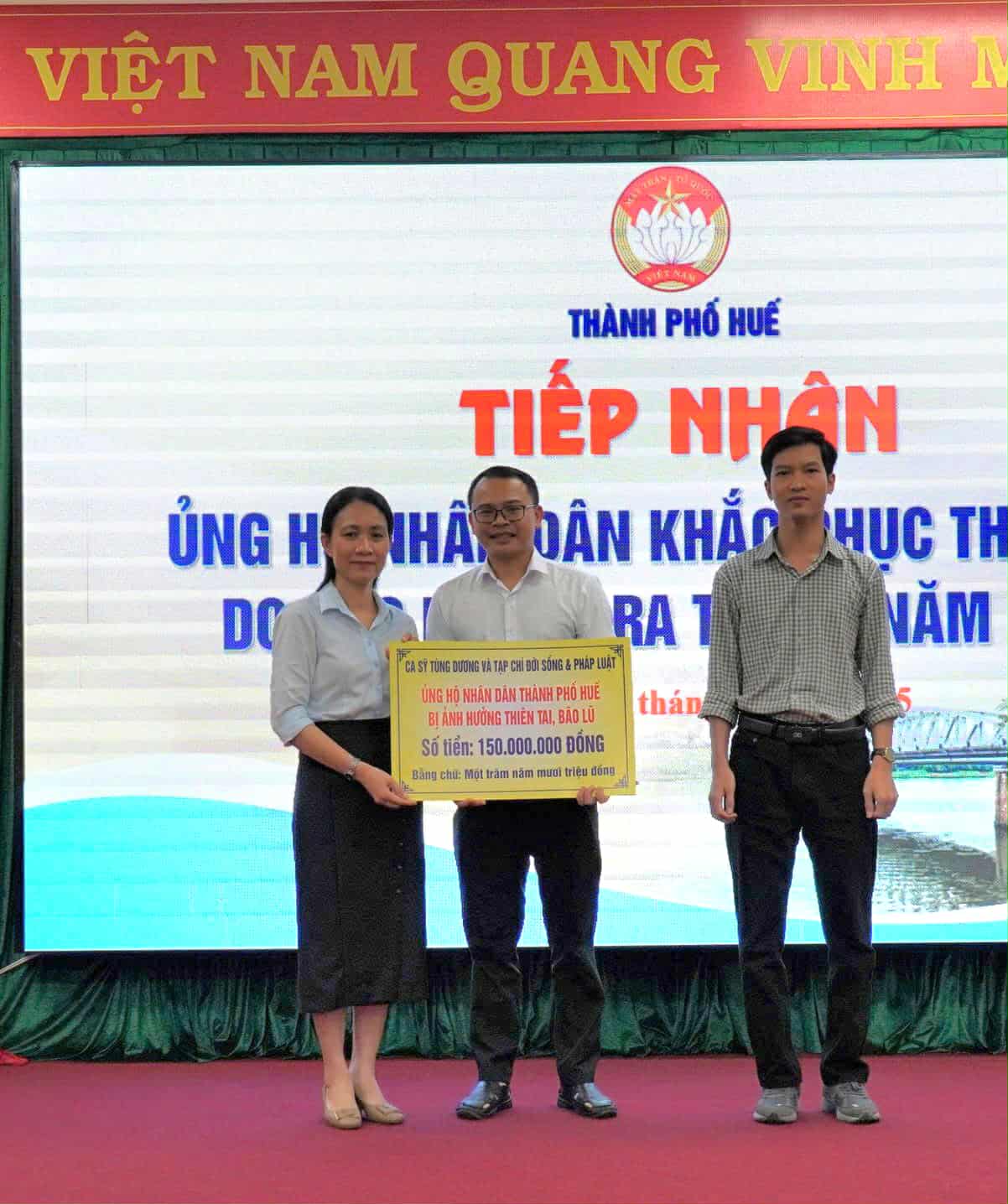Nghĩa cử ấm tình người của ca sĩ Tùng Dương dành cho người dân Thanh Hoá và Tp.Huế sau bão số 10- Ảnh 4.