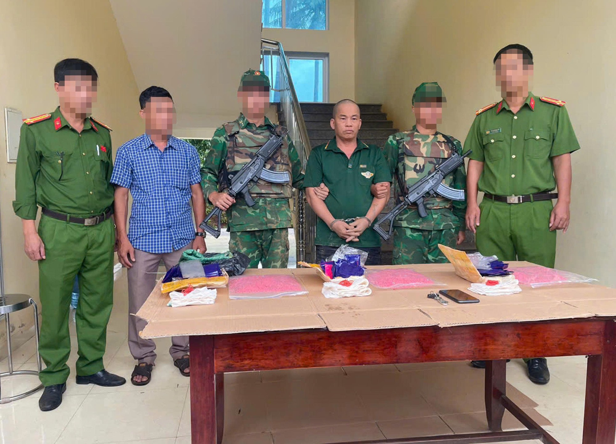 Video: Hiện trường lực lượng chức năng chặn bắt đối tượng vận chuyển 18.000 viên ma túy- Ảnh 1. Video: Hiện trường lực lượng chức năng chặn bắt đối tượng vận chuyển 18.000 viên ma túy- Ảnh 1.