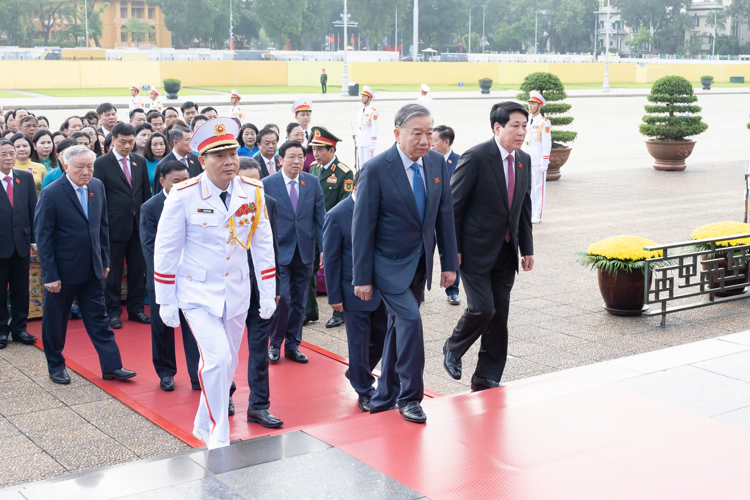 Tổng Bí thư Tô Lâm cùng lãnh đạo Đảng, Nhà nước và các ĐBQH vào Lăng viếng Bác - Ảnh 6.