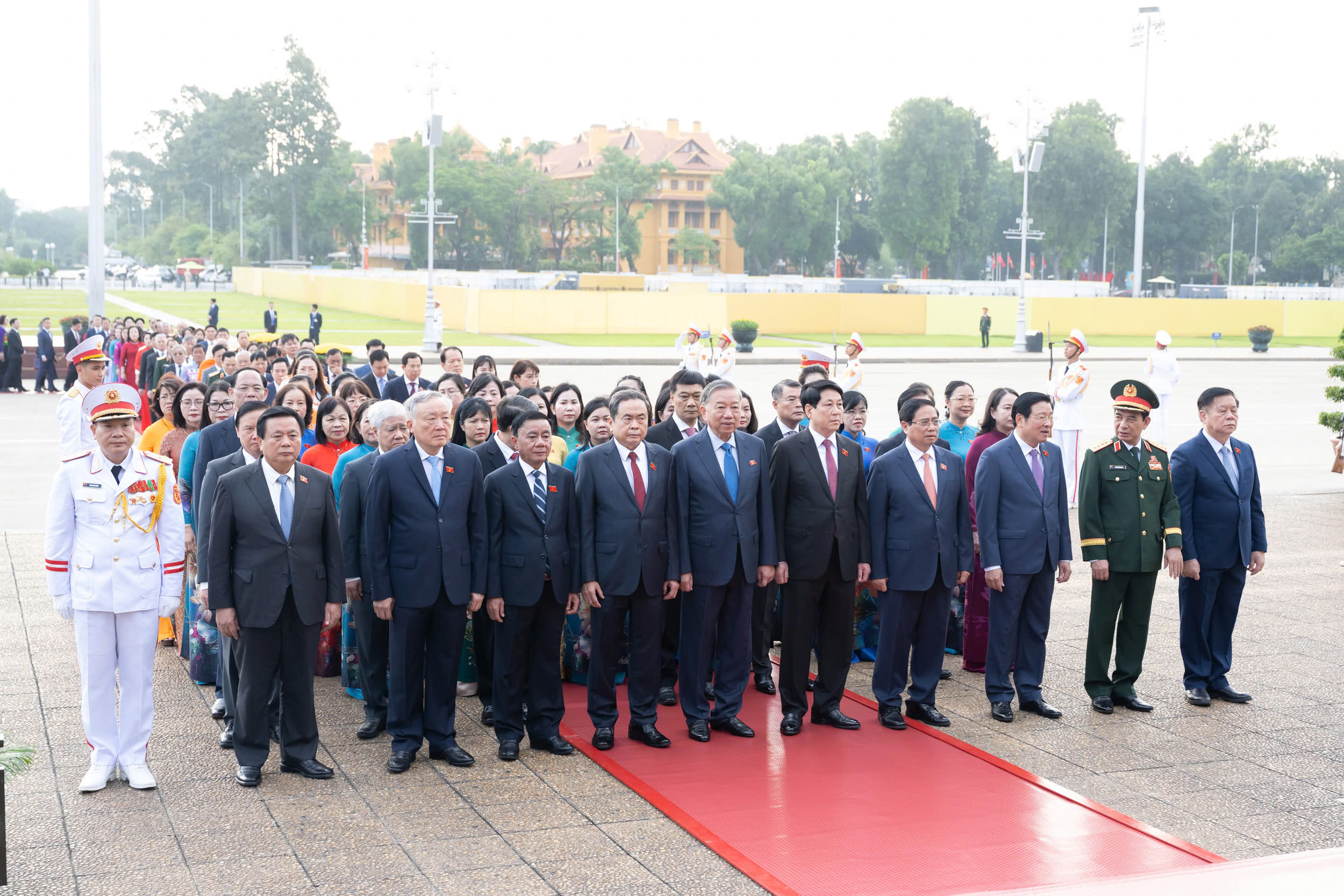 Tổng Bí thư Tô Lâm cùng lãnh đạo Đảng, Nhà nước và các ĐBQH vào Lăng viếng Bác - Ảnh 4.