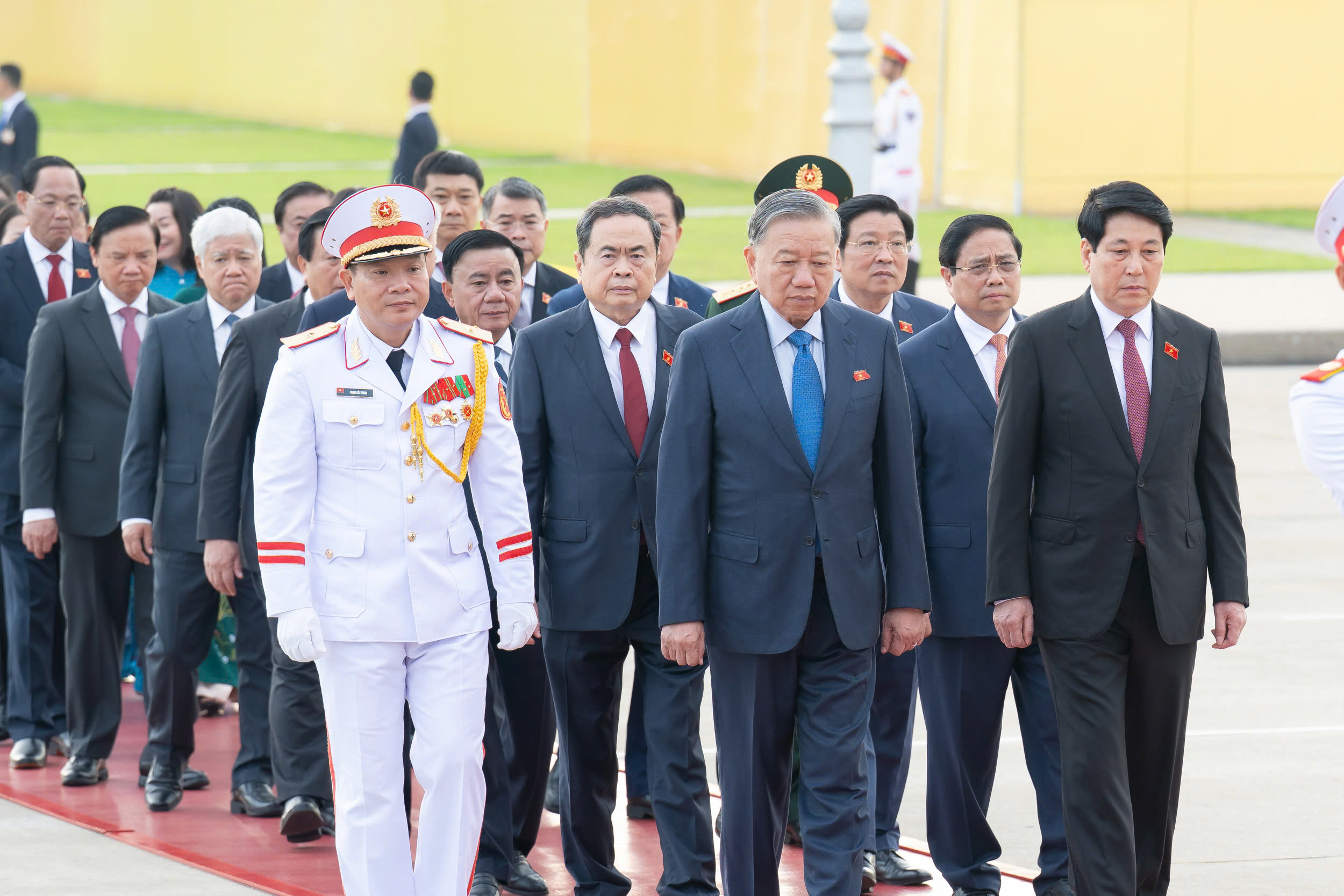 Tổng Bí thư Tô Lâm cùng lãnh đạo Đảng, Nhà nước và các ĐBQH vào Lăng viếng Bác - Ảnh 5.
