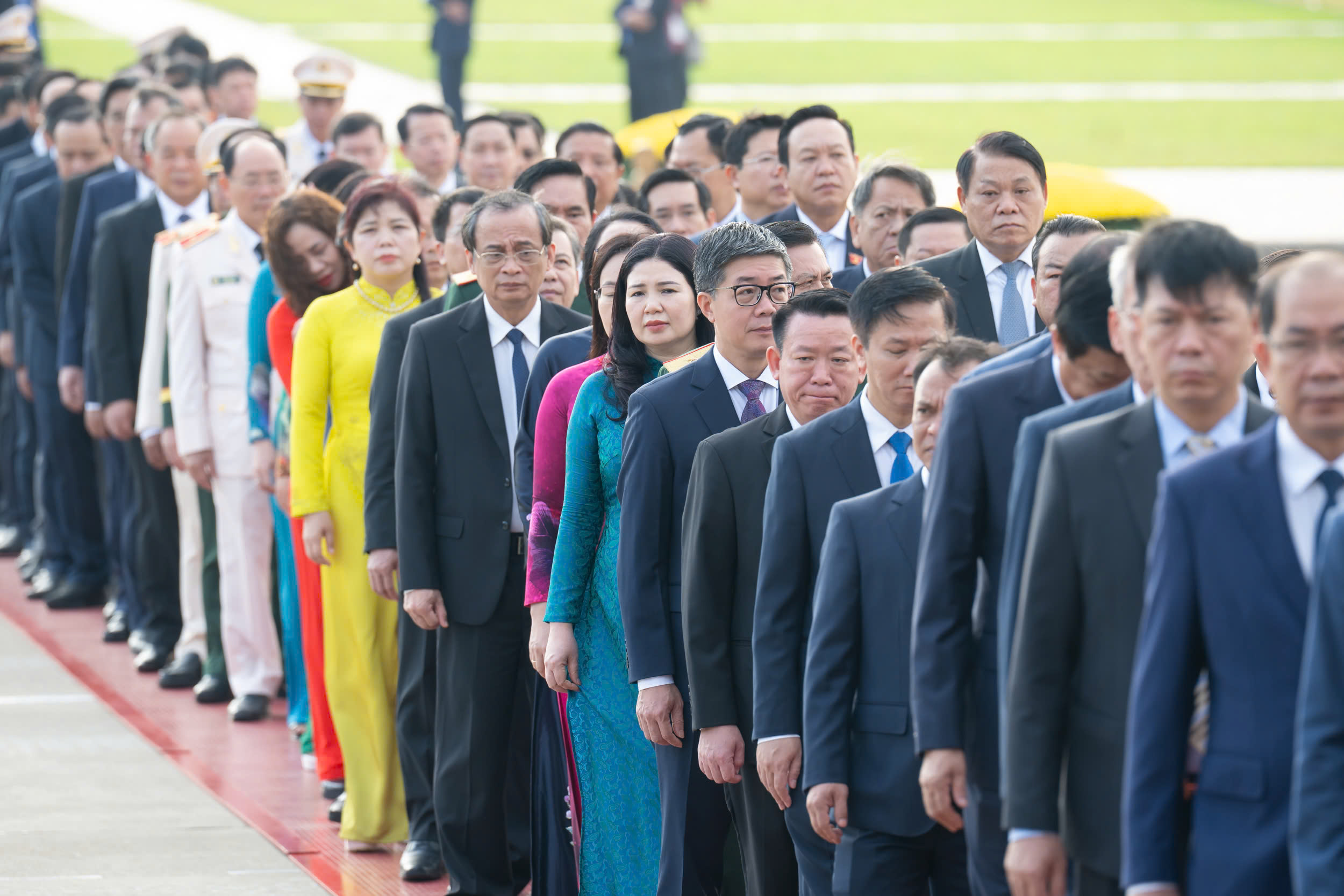 Tổng Bí thư Tô Lâm cùng lãnh đạo Đảng, Nhà nước và các ĐBQH vào Lăng viếng Bác - Ảnh 7.
