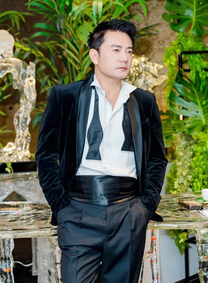 Diễn viên Trương Minh Cường gặp chấn thương nghiêm trọng, chống nạng tham gia sự kiện - Ảnh 4.