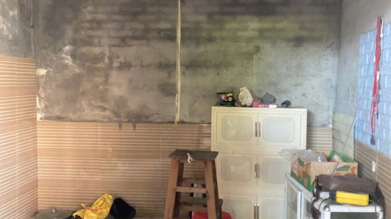 Nghẹt thở giải cứu bé gái 4 tuổi bị bố treo lên trần nhà ở Bắc Ninh - Ảnh 2.
