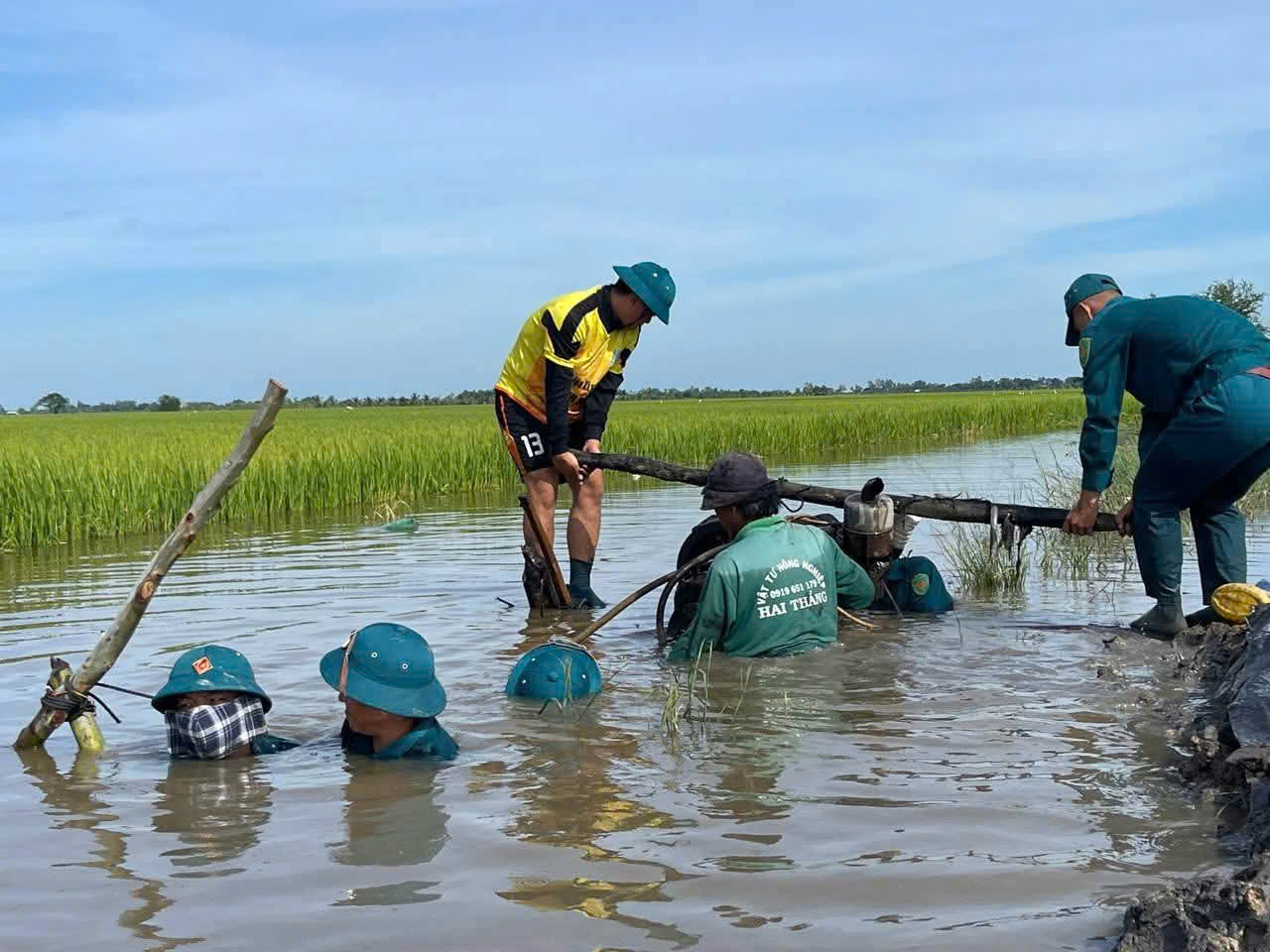 Nước lũ lên nhanh: Đồng Tháp Mười Tây Ninh căng mình chống đỡ - Ảnh 25.