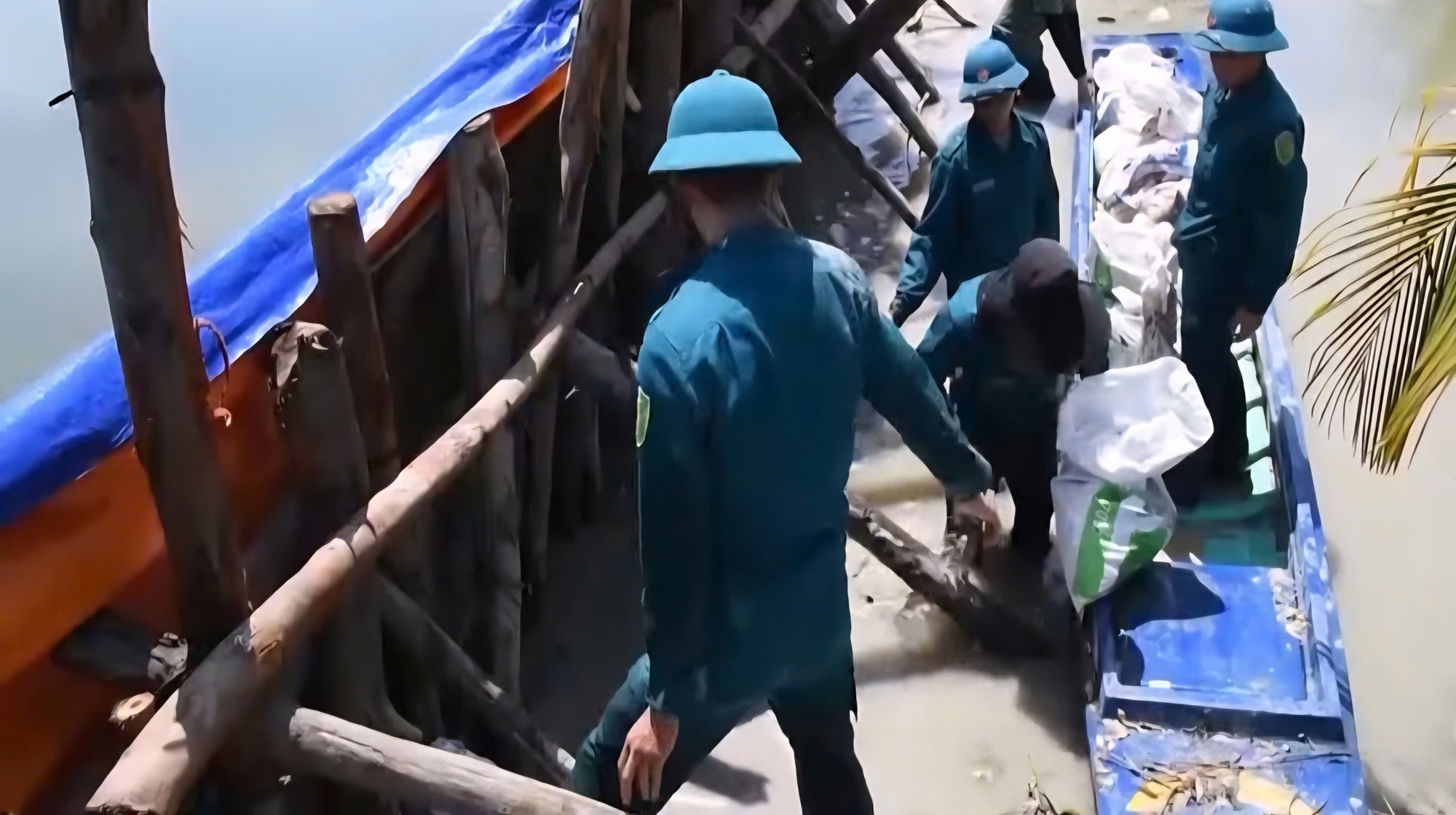 Nước lũ lên nhanh: Đồng Tháp Mười Tây Ninh căng mình chống đỡ - Ảnh 26.
