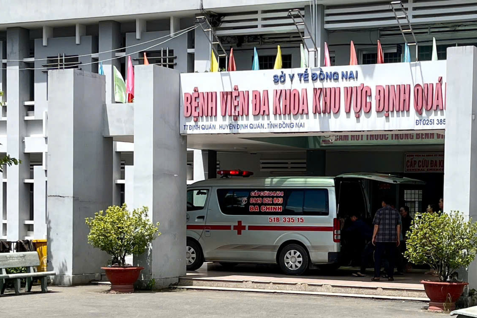 Đang rửa nhà, người đàn ông đột ngột ngã xuống nền, tử vong - Ảnh 1.