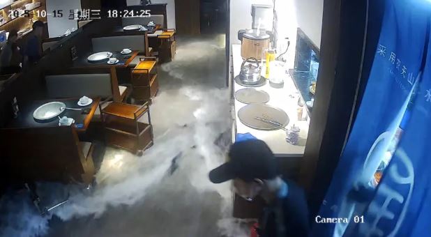 Khoảnh khắc kinh hoàng bể cá khổng lồ trong nhà hàng bất ngờ vỡ vụn - Ảnh 3.