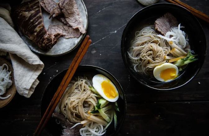 Người phụ nữ 29 tuổi suy thận sau khi ăn mì kiểu "quen thuộc" - Ảnh 1.