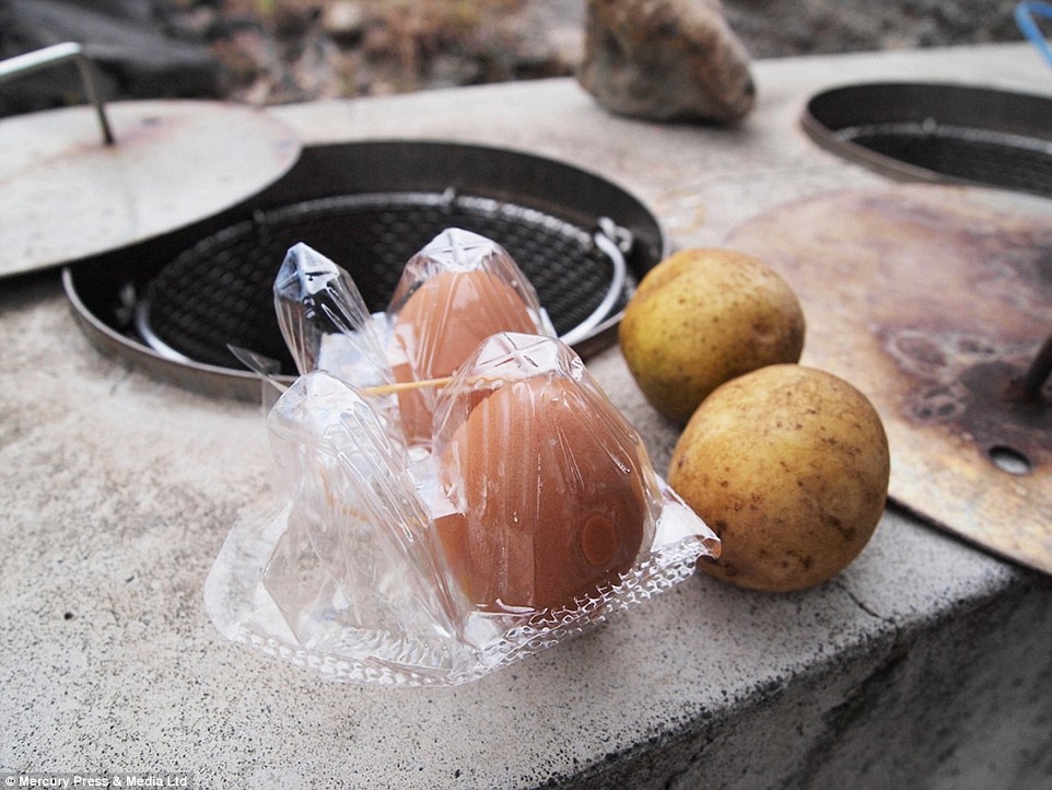 Kỳ lạ ngôi làng đặc biệt nằm trên miệng núi lửa - Ảnh 9.
