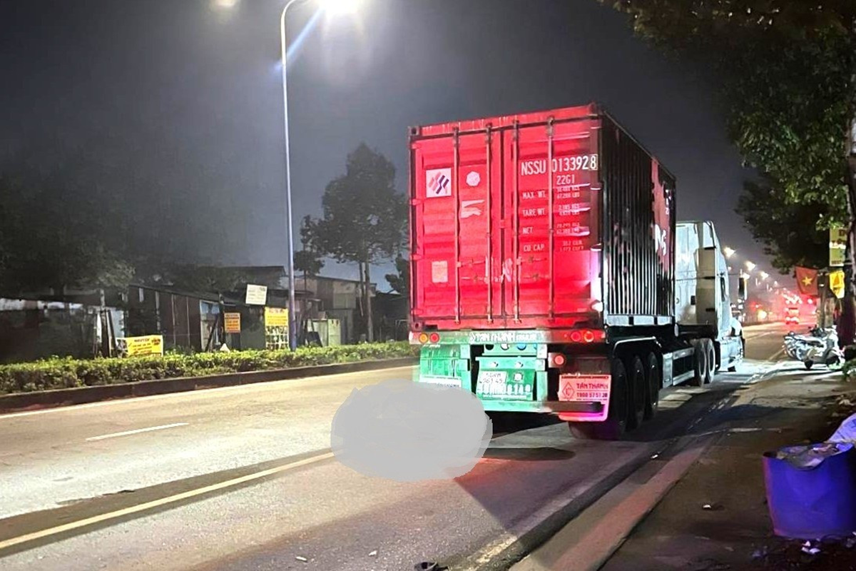Bản tin 21/10: Vừa dừng lề đường mua cà phê, tài xế hoảng sợ phát hiện người chết sau đuôi xe - Ảnh 1.