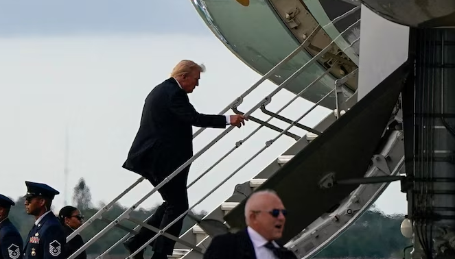 Nghi có “ổ bắn tỉa”, ông Trump phải lên chuyên cơ Không lực Một bằng cửa sau - Ảnh 1.