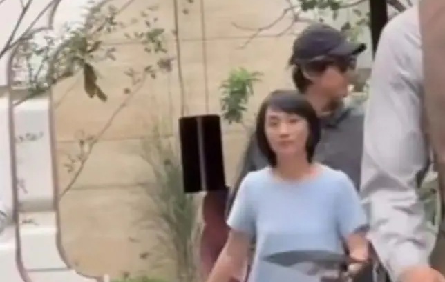 Hồ Ca và vợ gây chú ý - Ảnh 2.