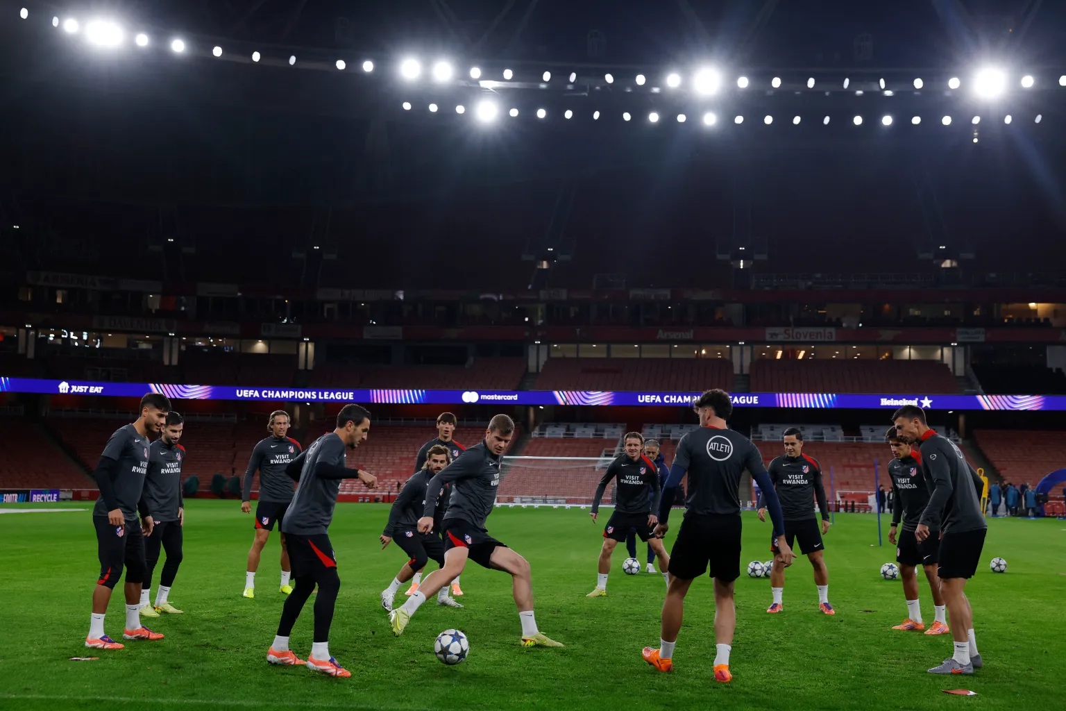 Atletico Madrid khiếu nại Arsenal lên UEFA - Ảnh 1. Atletico Madrid khiếu nại Arsenal lên UEFA - Ảnh 1.
