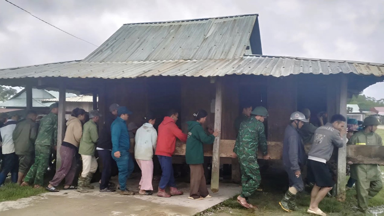 Người dân miền núi Đà Nẵng rời làng trong đêm, căng mình phòng chống bão lũ sạt lở- Ảnh 4. Người dân miền núi Đà Nẵng rời làng trong đêm, căng mình phòng chống bão lũ sạt lở- Ảnh 4.
