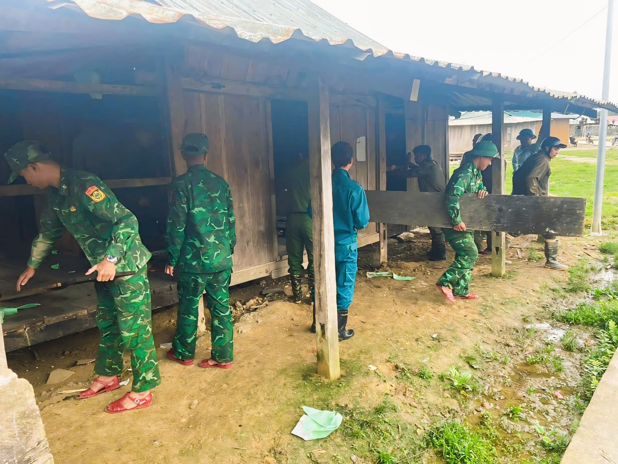 Người dân miền núi Đà Nẵng rời làng trong đêm, căng mình phòng chống bão lũ sạt lở- Ảnh 3. Người dân miền núi Đà Nẵng rời làng trong đêm, căng mình phòng chống bão lũ sạt lở- Ảnh 3.