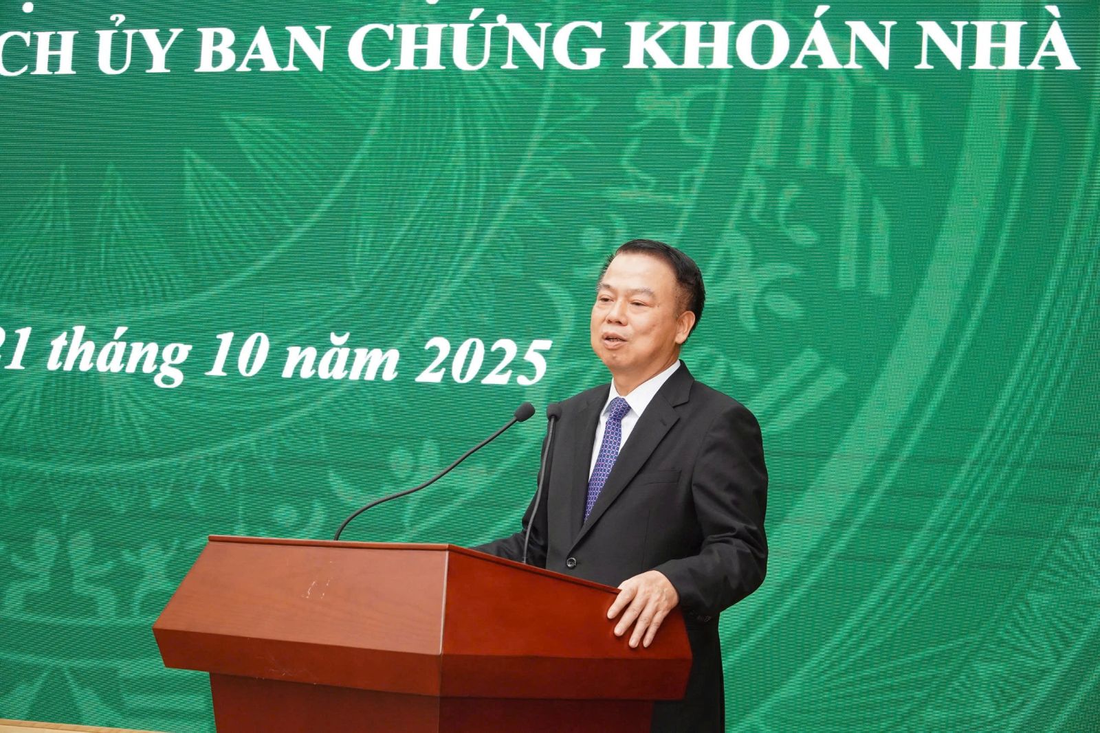 UBCKNN bổ nhiệm 2 tân Phó Chủ tịch- Ảnh 2. UBCKNN bổ nhiệm 2 tân Phó Chủ tịch- Ảnh 2.