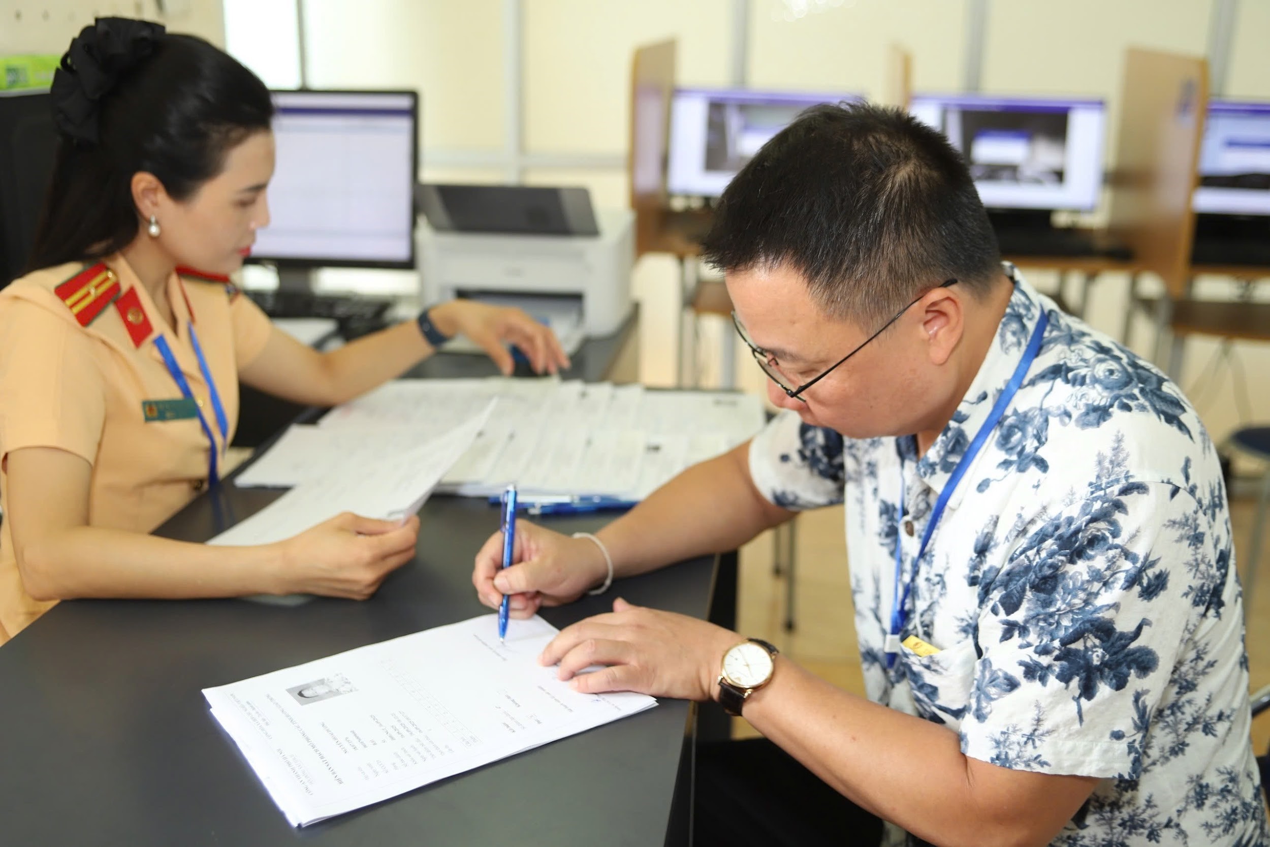 Công an Hà Nội nêu lý do nên đổi Giấy phép lái xe giấy bìa sang Thẻ nhựa PET để có nhiều lợi ích thiết thực - Ảnh 1.