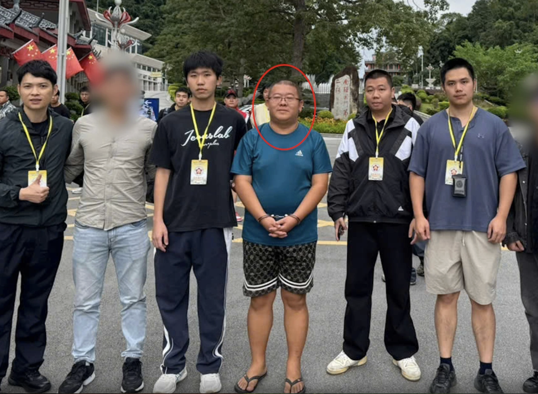 Bắt giữ đối tượng ngoại quốc lừa đảo trực tuyến - Ảnh 1.