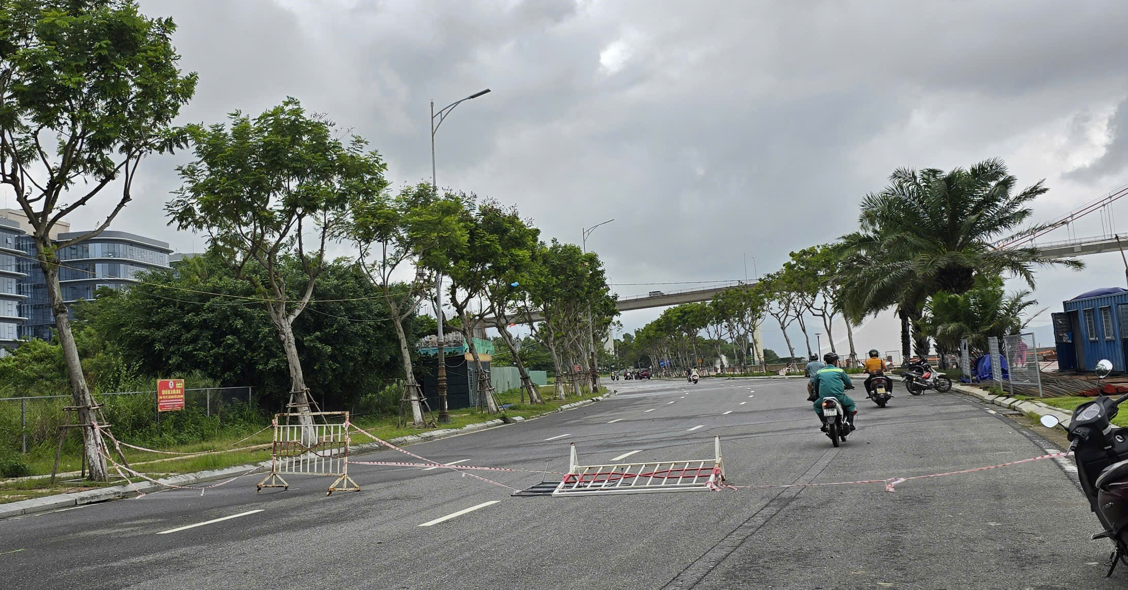Sóng cao 3m ập vào sông Hàn, dự án 12 tỷ đồng vừa làm vừa oằn mình chống sóng- Ảnh 7. Sóng cao 3m ập vào sông Hàn, dự án 12 tỷ đồng vừa làm vừa oằn mình chống sóng- Ảnh 7.