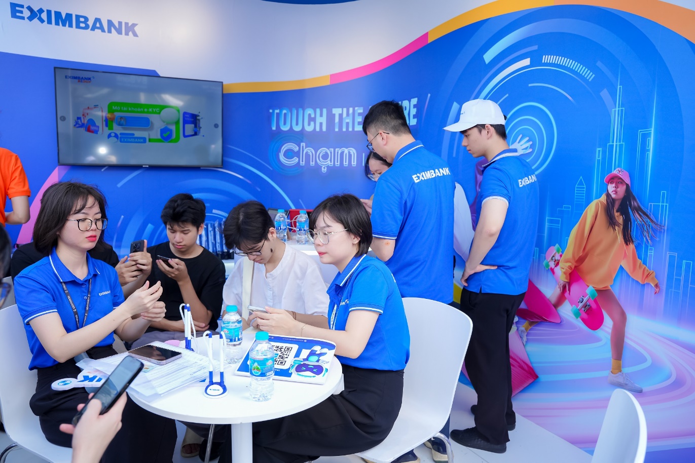 Eximbank lan tỏa tinh thần số tại ngày hội thẻ Việt Nam 2025- Ảnh 2. Eximbank lan tỏa tinh thần số tại ngày hội thẻ Việt Nam 2025- Ảnh 2.