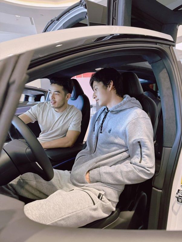 Quý tử cao 1,8m nhà hoa hậu Jennifer Phạm được mẹ tặng xe ô tô - Ảnh 4.