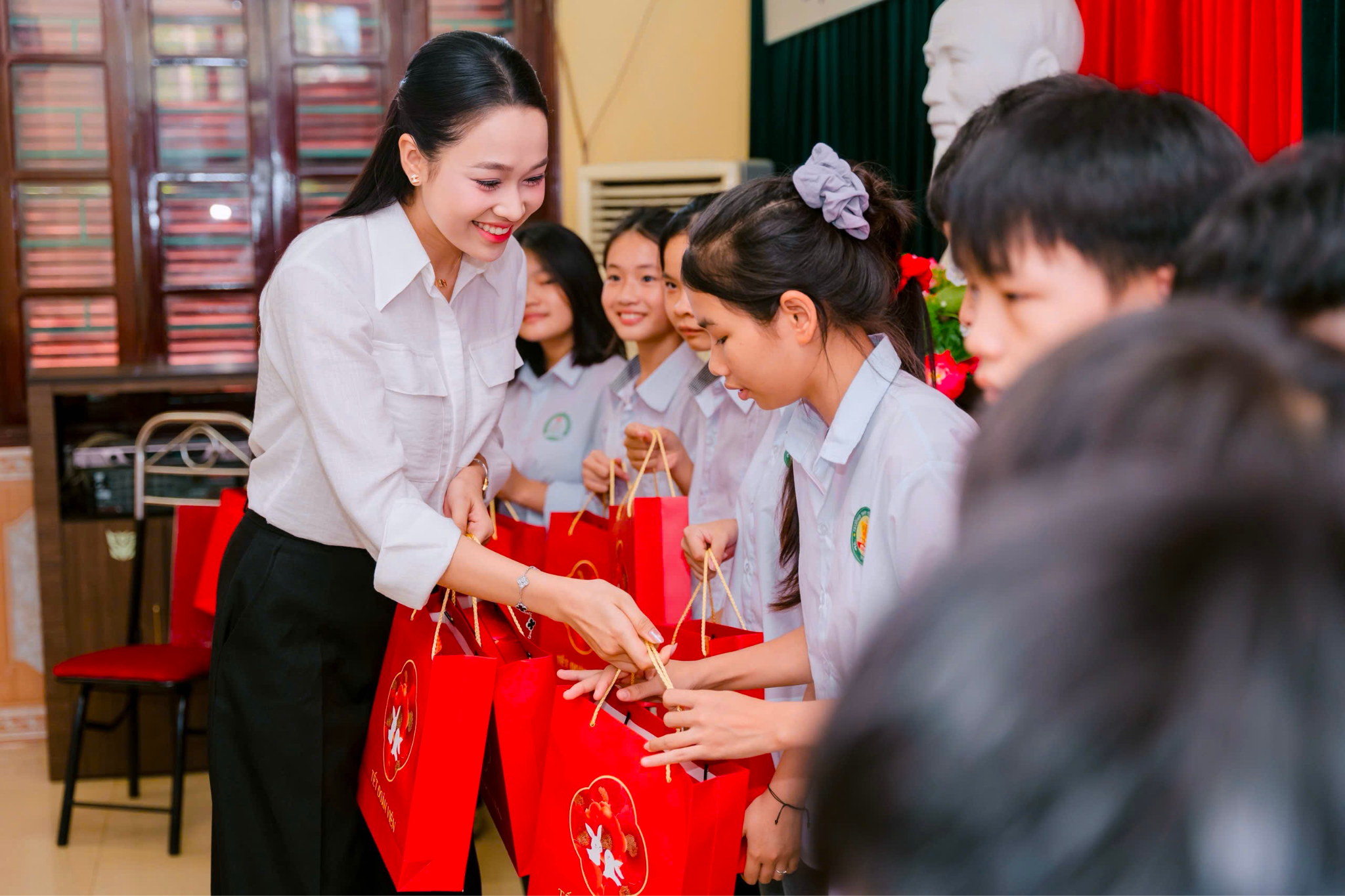 Từ ánh trăng Trung thu đến ánh sáng tri thức – hành trình lan tỏa yêu thương của Hoa hậu Nguyễn Thị Mỹ Linh - Ảnh 1.