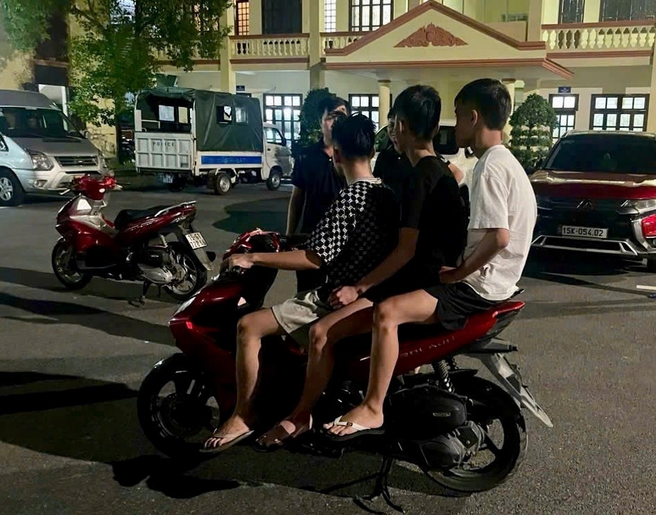 Tạm giữ nhóm "quái xế" xịt hơi cay tấn công người đi đường - Ảnh 1.