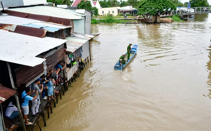 Tìm thấy thi thể bé trai 4 tháng tuổi rơi xuống kênh ở An Giang- Ảnh 1. Tìm thấy thi thể bé trai 4 tháng tuổi rơi xuống kênh ở An Giang- Ảnh 1.