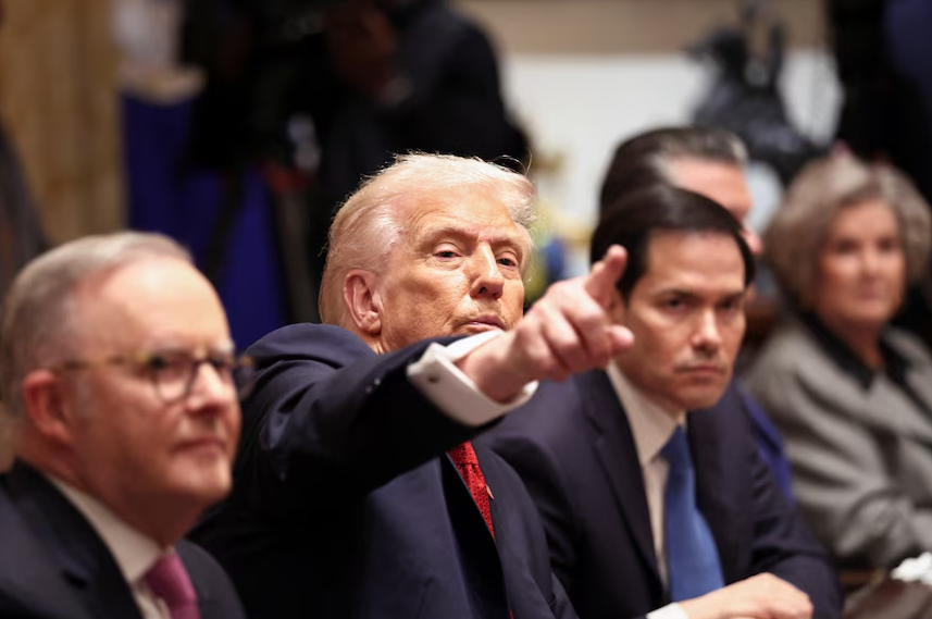 Khoảnh khắc ông Trump kêu lên “Ôi trời ơi!” vì lo tấm gương 400 tuổi bị đánh vỡ - Ảnh 1.