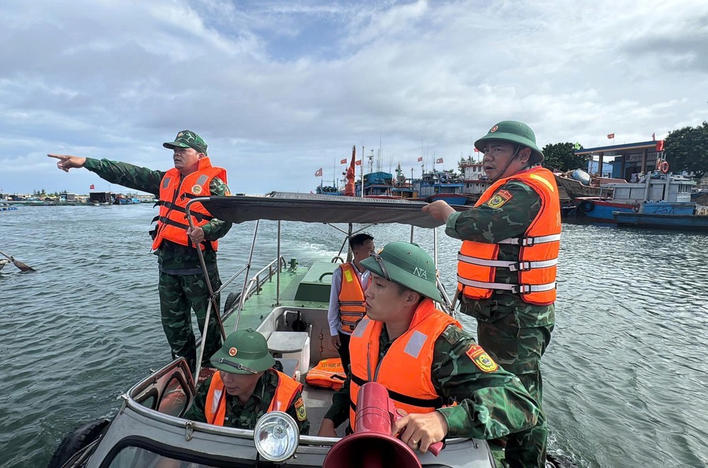 Trước diễn biến phức tạp của bão số 12, Bộ Xây dựng kích hoạt phương án phòng chống khẩn cấp - Ảnh 1.