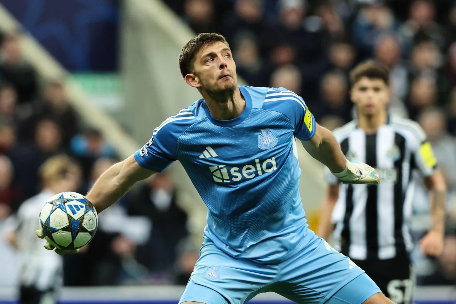 CĐV choáng váng với pha kiến tạo không tưởng từ thủ môn Newcastle- Ảnh 1.
