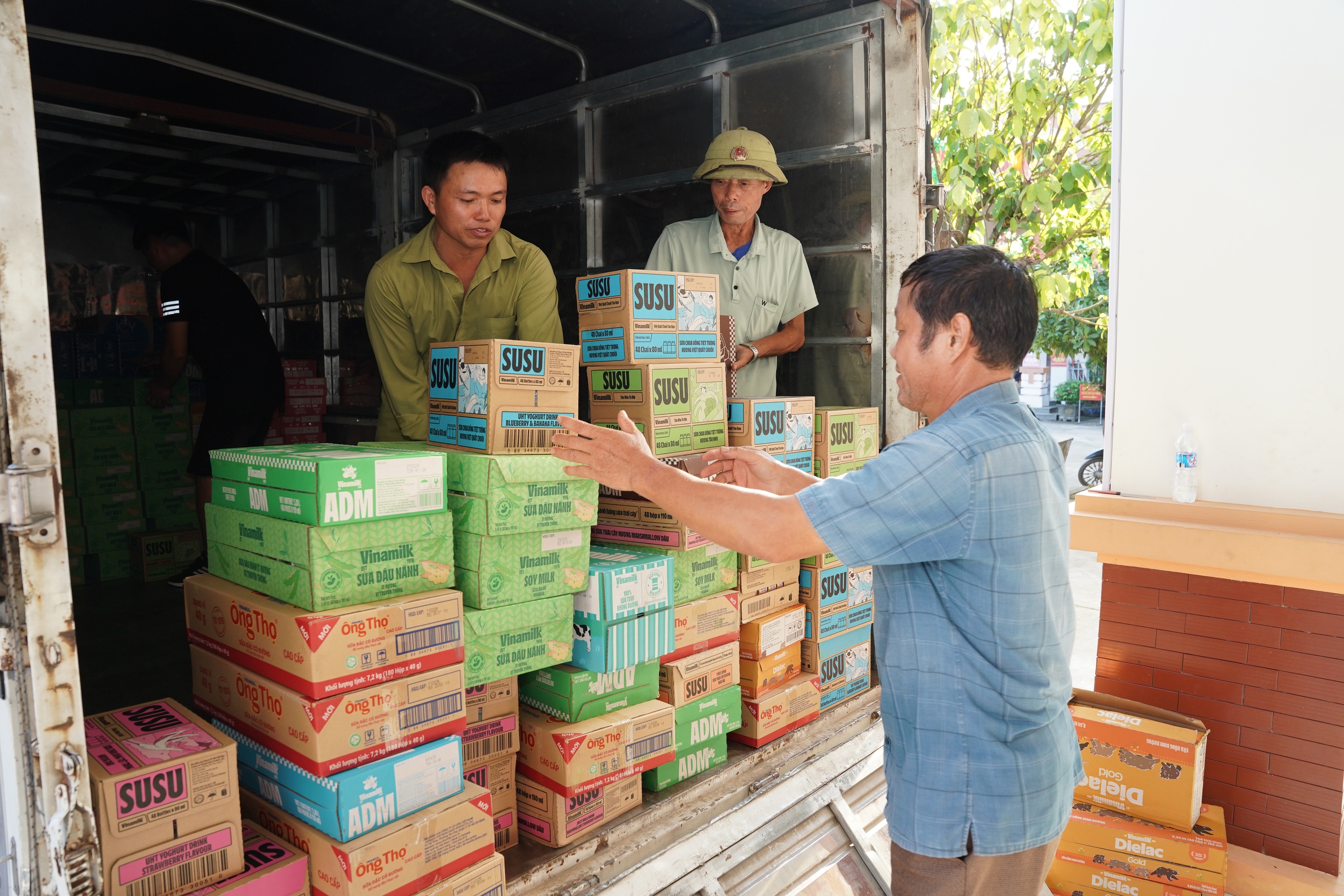 Hàng trăm nghìn sản phẩm dinh dưỡng Vinamilk được trao tặng cho bà con vùng bão lũ - Ảnh 2.