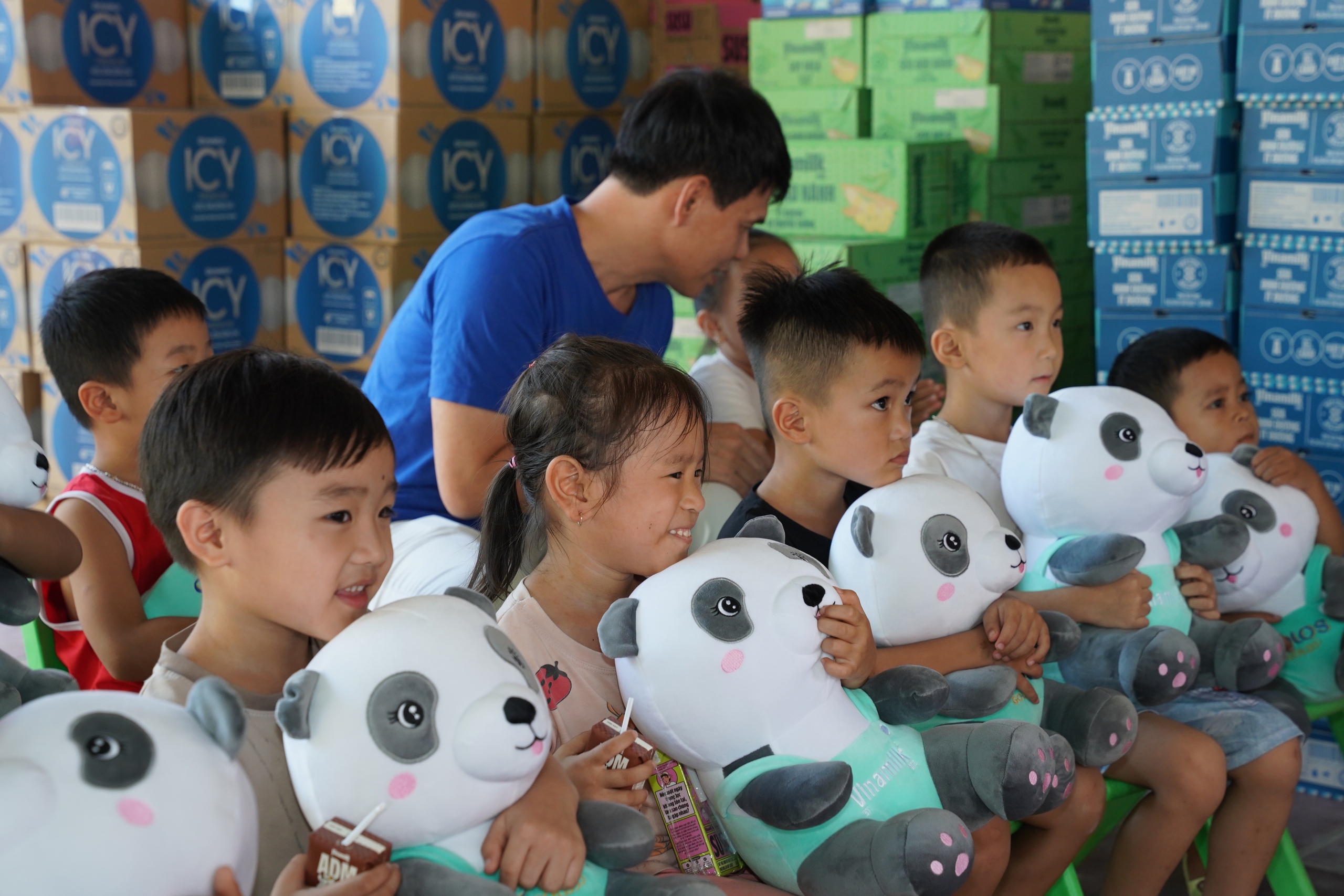 Hàng trăm nghìn sản phẩm dinh dưỡng Vinamilk được trao tặng cho bà con vùng bão lũ - Ảnh 5.