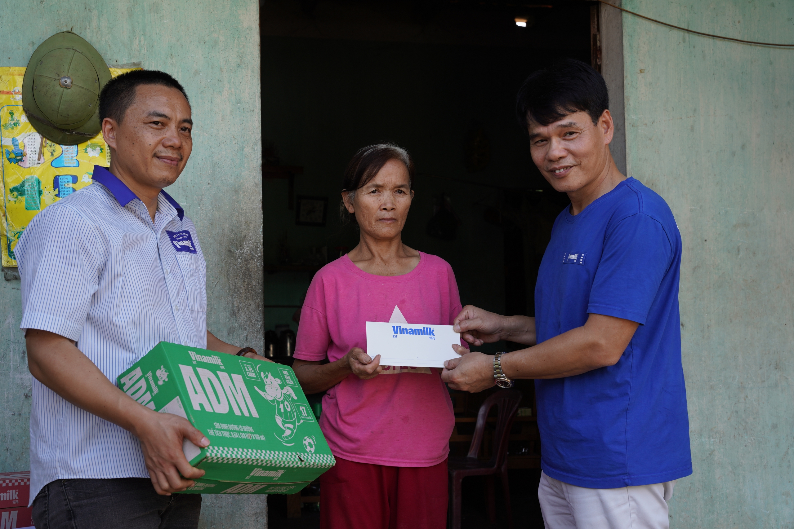Hàng trăm nghìn sản phẩm dinh dưỡng Vinamilk được trao tặng cho bà con vùng bão lũ - Ảnh 6.
