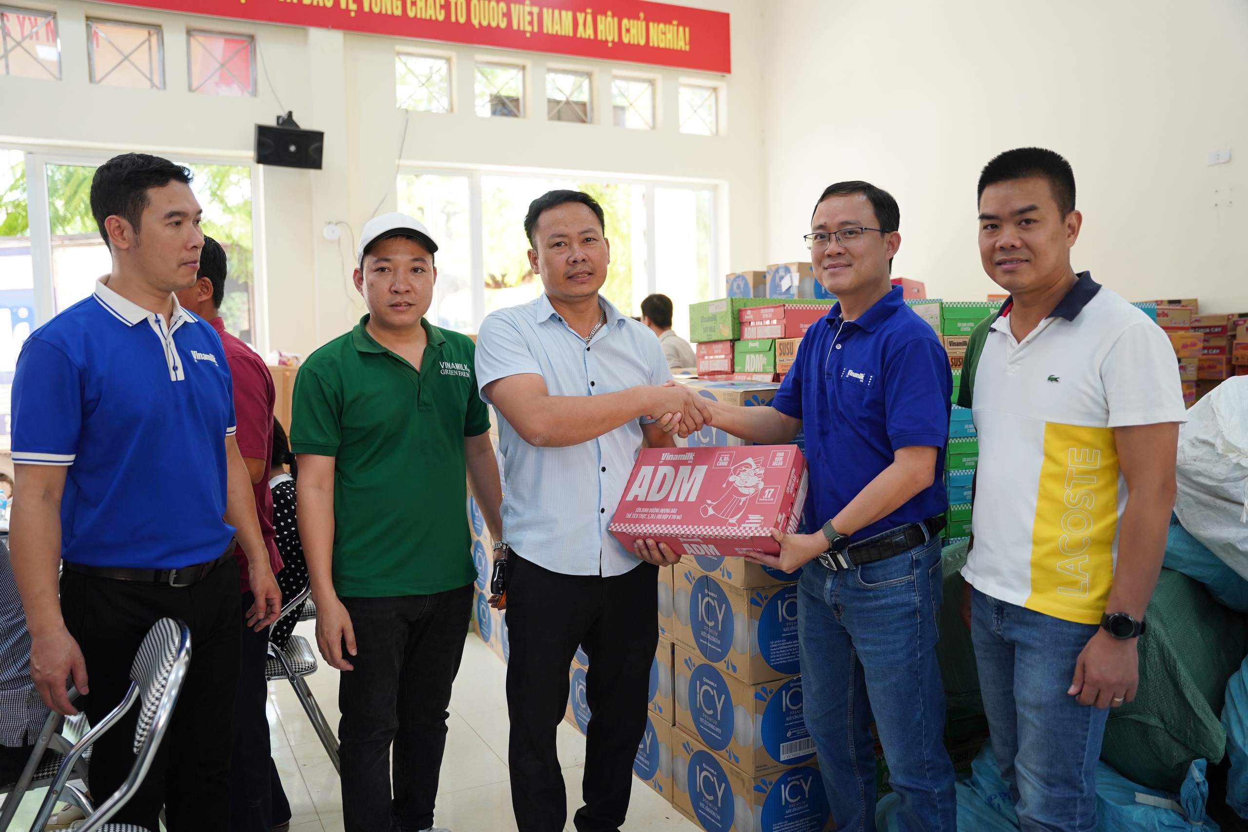 Hàng trăm nghìn sản phẩm dinh dưỡng Vinamilk được trao tặng cho bà con vùng bão lũ - Ảnh 11.