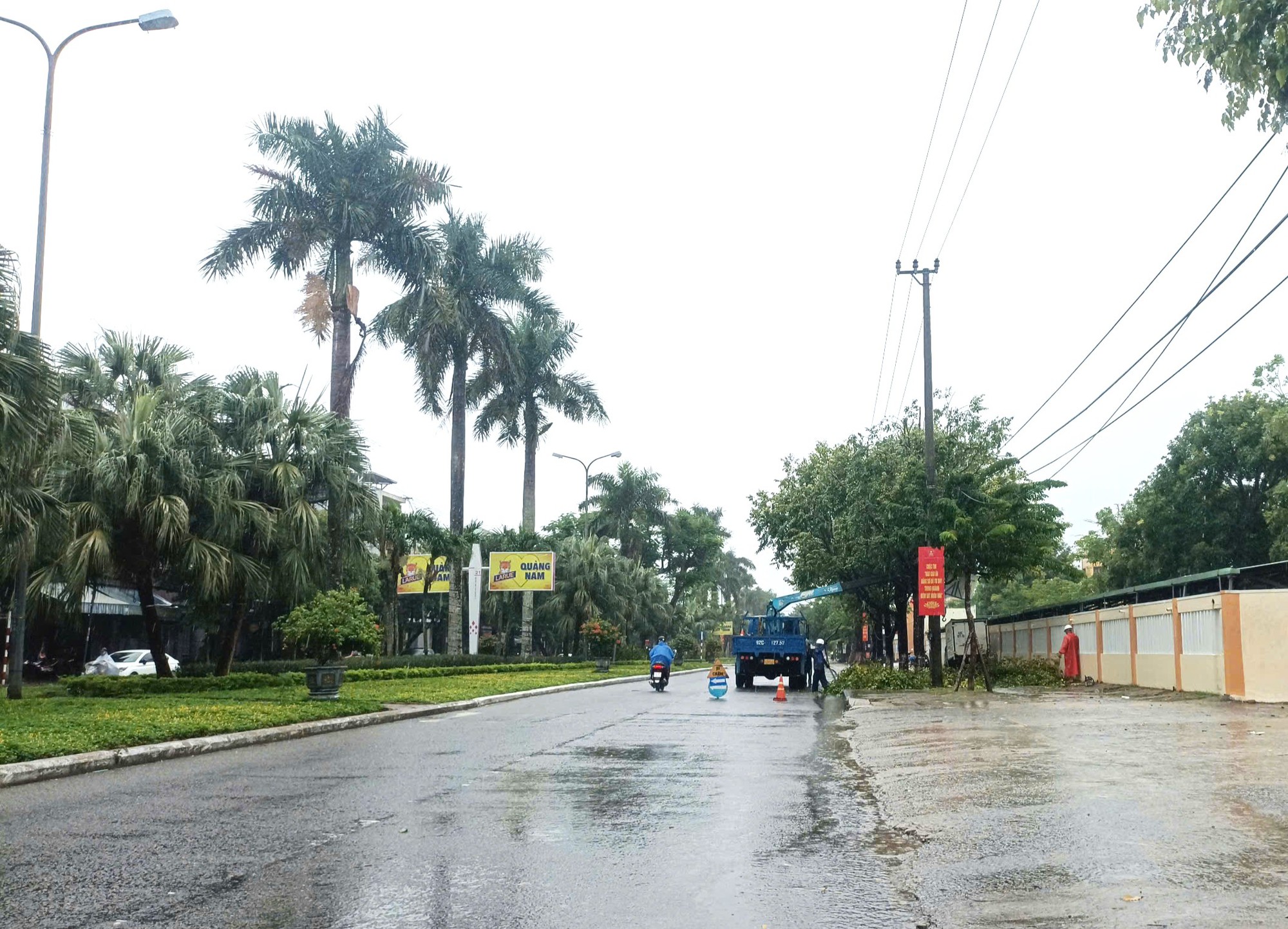 Đà Nẵng "êm đềm" trước bão số 12: Người dân không lơ là, chính quyền "siết dây cót" phòng chống- Ảnh 2. Đà Nẵng "êm đềm" trước bão số 12: Người dân không lơ là, chính quyền "siết dây cót" phòng chống- Ảnh 2.