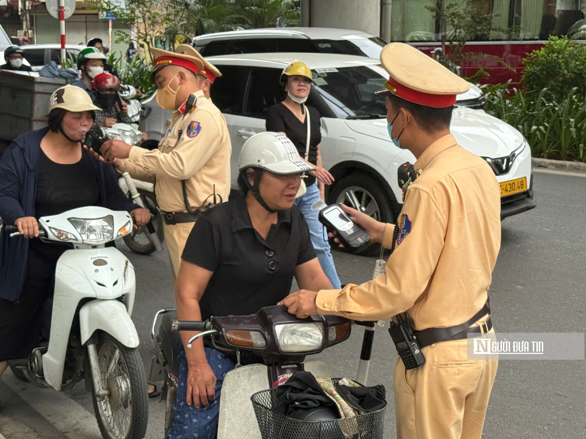CSGT tăng cường kiểm tra nồng độ cồn nhiều trương hợp vi phạm bị xử lý nghiêm - Ảnh 2.