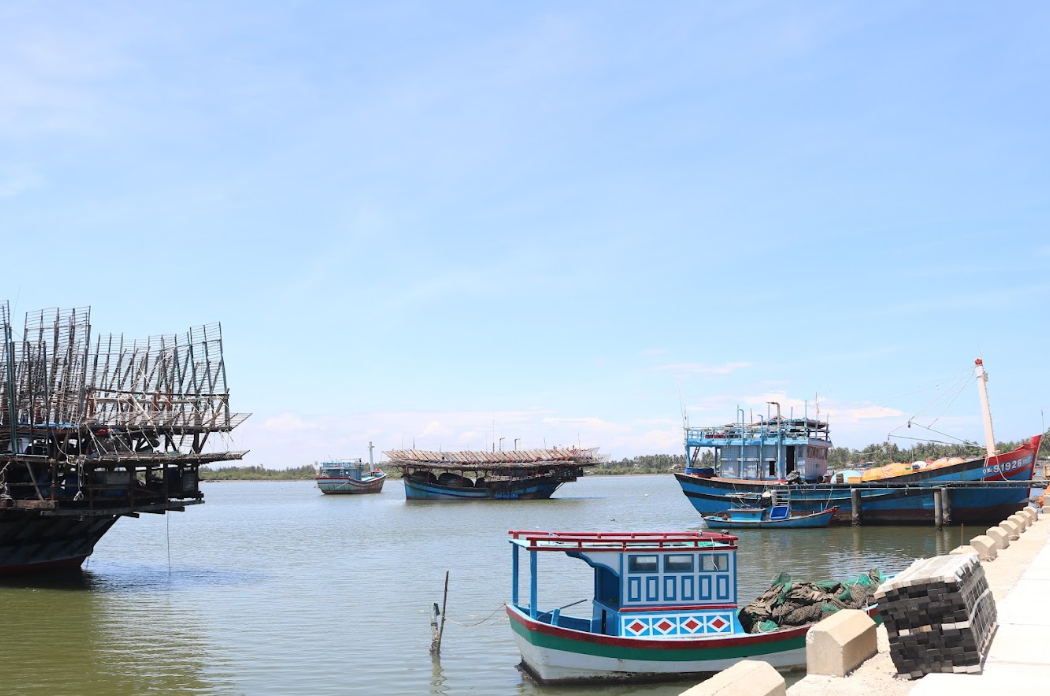 Đà Nẵng "êm đềm" trước bão số 12: Người dân không lơ là, chính quyền "siết dây cót" phòng chống- Ảnh 5. Đà Nẵng "êm đềm" trước bão số 12: Người dân không lơ là, chính quyền "siết dây cót" phòng chống- Ảnh 5.
