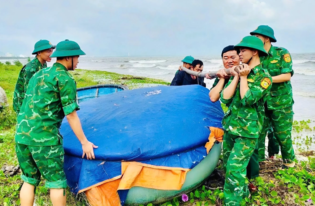 Đà Nẵng "êm đềm" trước bão số 12: Người dân không lơ là, chính quyền "siết dây cót" phòng chống- Ảnh 4. Đà Nẵng "êm đềm" trước bão số 12: Người dân không lơ là, chính quyền "siết dây cót" phòng chống- Ảnh 4.