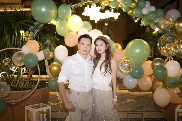 Lộ ảnh "nữ thần màn ảnh" sau khi chồng bị bắt: Sáng đưa con đi học, tối lên bar cùng trai lạ - Ảnh 6.