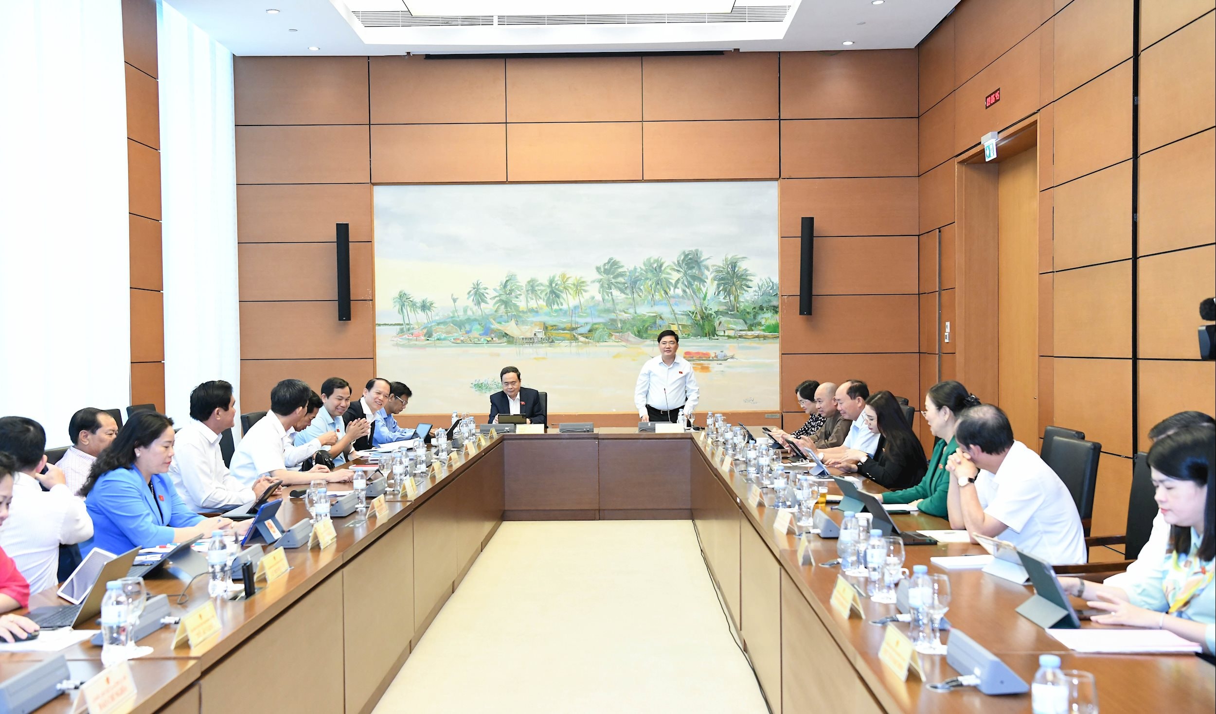 Chủ tịch Quốc hội: Khuyến khích tư nhân đầu tư sân bay - Ảnh 2.