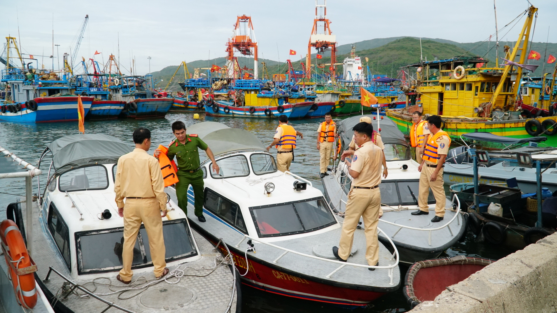 Gia Lai: Tăng kỹ năng lái xuồng cứu hộ cứu nạn cho cảnh sát giao thông- Ảnh 1.