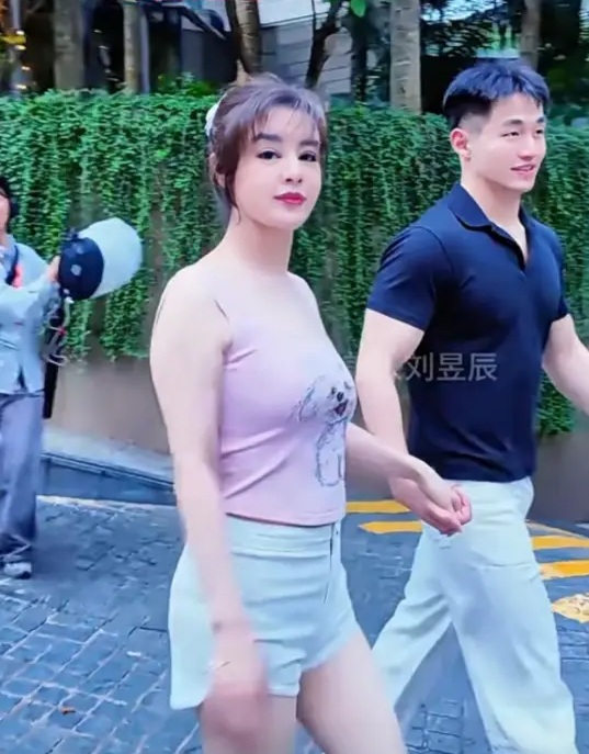 Nữ tỷ phú 55 tuổi gây xôn xao khi công khai yêu trai trẻ kém 30 tuổi - Ảnh 1. Nữ tỷ phú 55 tuổi gây xôn xao khi công khai yêu trai trẻ kém 30 tuổi - Ảnh 1.