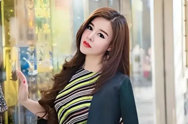 Nữ tỷ phú 55 tuổi gây xôn xao khi công khai yêu trai trẻ kém 30 tuổi - Ảnh 2. Nữ tỷ phú 55 tuổi gây xôn xao khi công khai yêu trai trẻ kém 30 tuổi - Ảnh 2.