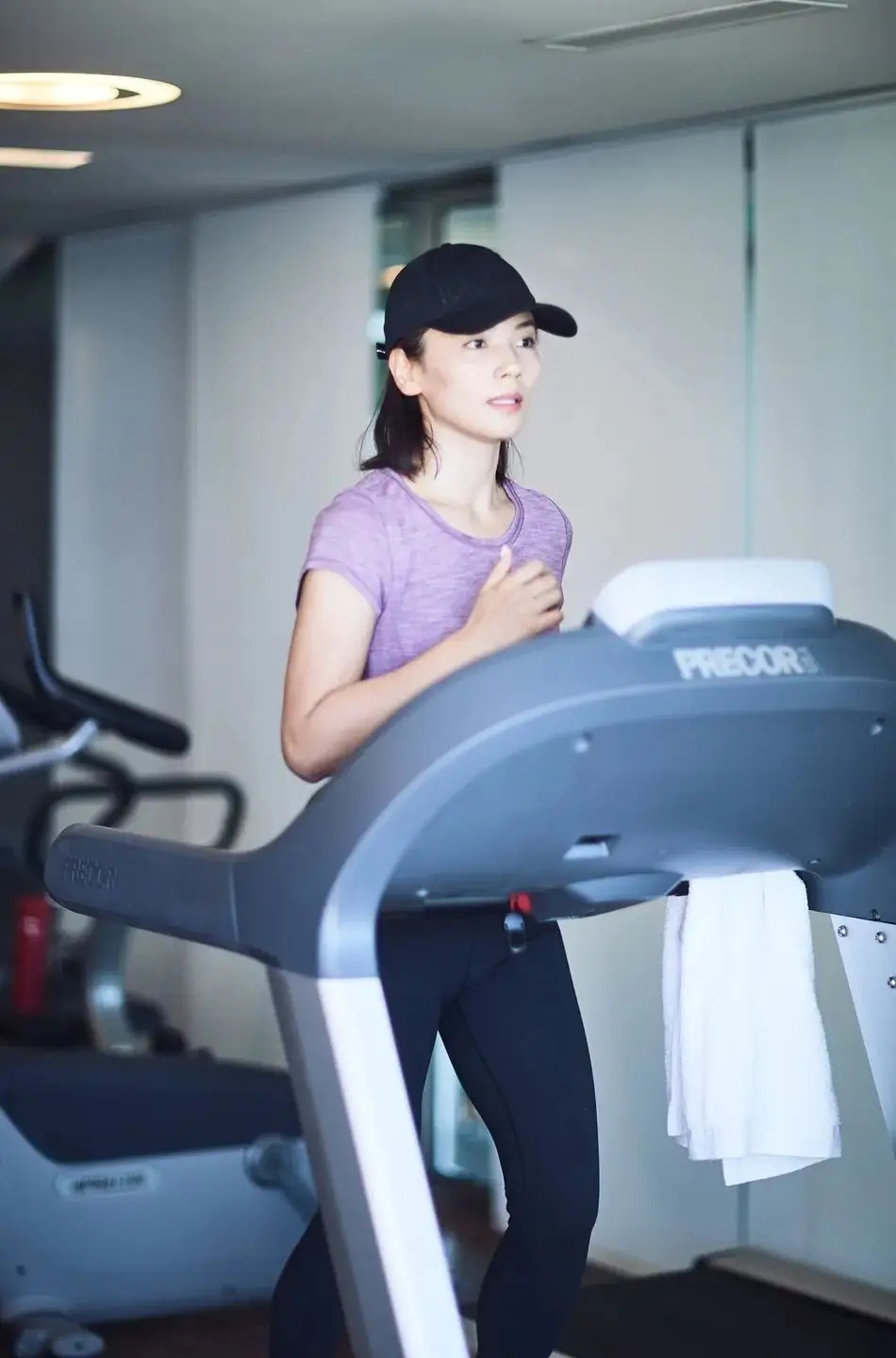 Lưu Đào gây sốt với vóc dáng ở tuổi 46 - Ảnh 3. Lưu Đào gây sốt với vóc dáng ở tuổi 46 - Ảnh 3.