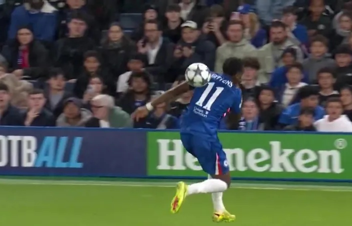 Sao trẻ Chelsea khiến CĐV "phát sốt" với pha xử lý ngẫu hứng - Ảnh 1. Sao trẻ Chelsea khiến CĐV "phát sốt" với pha xử lý ngẫu hứng - Ảnh 1.